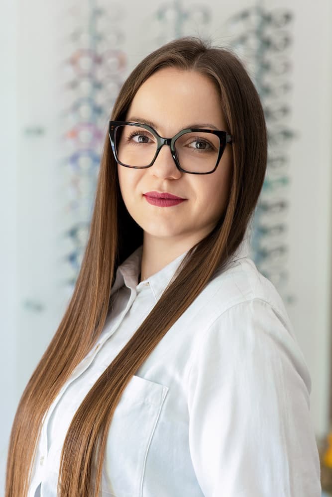 Portrét Paťky, asistenta predaja v EvroBeBa Optik