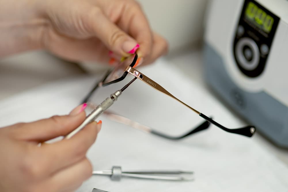 Servisné nastavenie okuliarového rámu v optike EvroBeBa